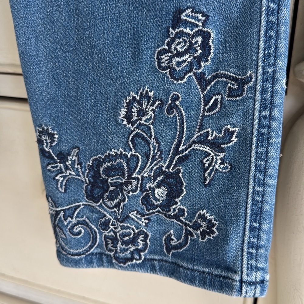 Chicos Perfect Stretch Embroidered Blue Women's Jeans size 0.5 - Picture 3 of 6